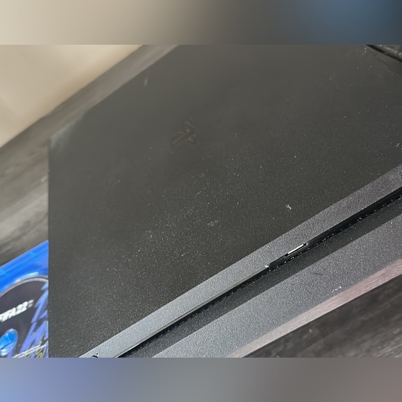 PS4 + 2 CONTROLLERS +GAMING HEADSET + CHARGING STAND + FIFA 22 CD - Picture 3 of 5